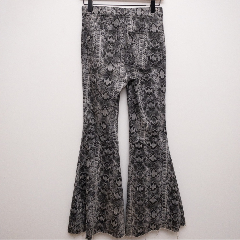 FREE PEOPLE Just Float On Flare Printed Jeans Snakeskin Size 27 - Picture 5 of 9
